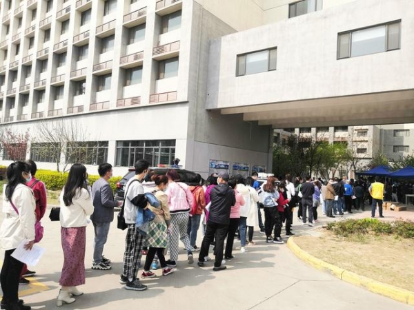 织牢疫苗接种防护网 社区办为居民提供“全程式服务”-1.jpg