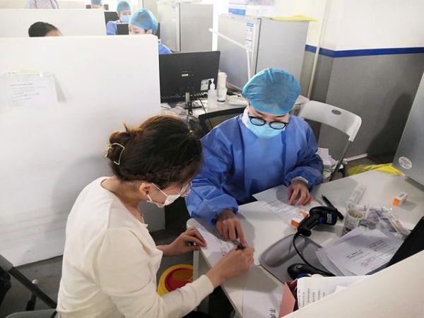 织牢疫苗接种防护网 社区办为居民提供“全程式服务”-6.jpg
