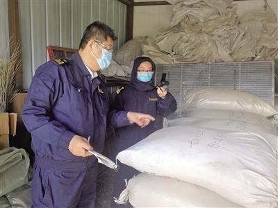 海拉尔海关持续助力进口 粮食顺利通关落地-1.jpg