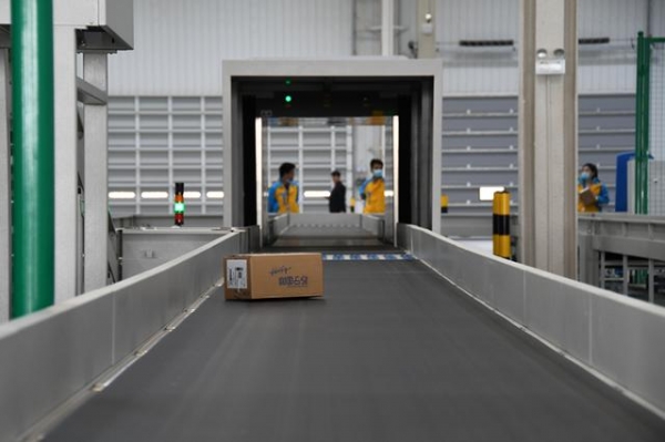 苏宁南京溧水保税仓首单包裹出区，今后“海淘”更便捷-2.jpg