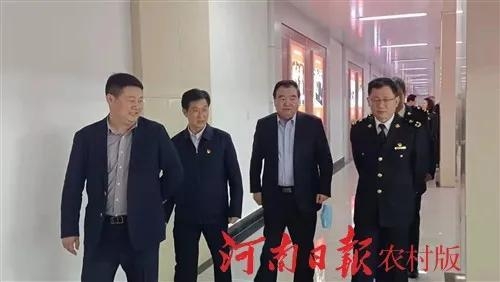 郑州海关副关长黄勇带队来潢川调研-1.jpg