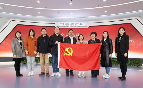 积极履职担当 新区商促局干部下沉保税区接种一线-1.jpg