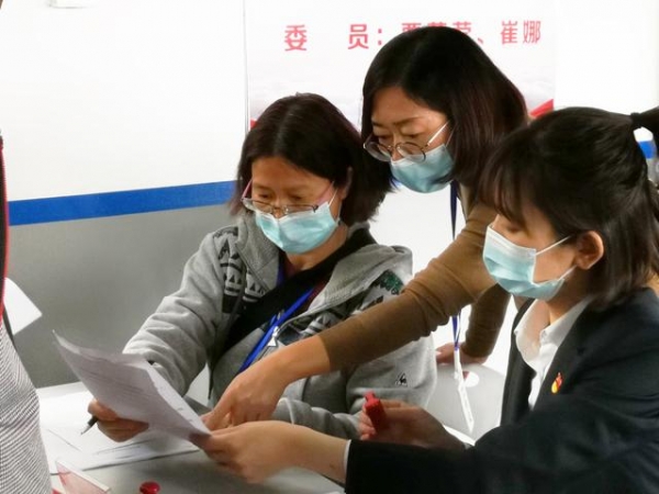 积极履职担当 新区商促局干部下沉保税区接种一线-2.jpg