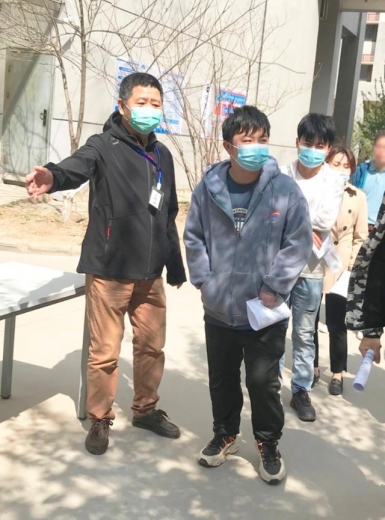 积极履职担当 新区商促局干部下沉保税区接种一线-4.jpg