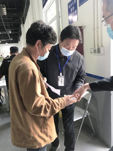 积极履职担当 新区商促局干部下沉保税区接种一线-6.jpg