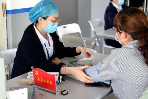 积极履职担当 新区商促局干部下沉保税区接种一线-9.jpg