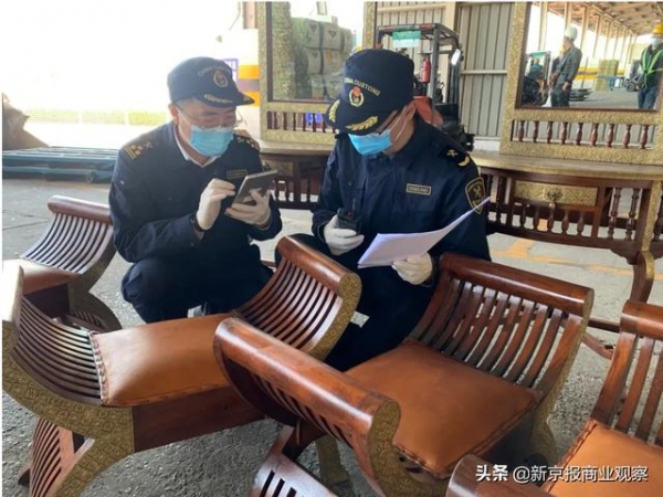 天津新港海关查获一批濒危物种黄檀木制品-1.jpg