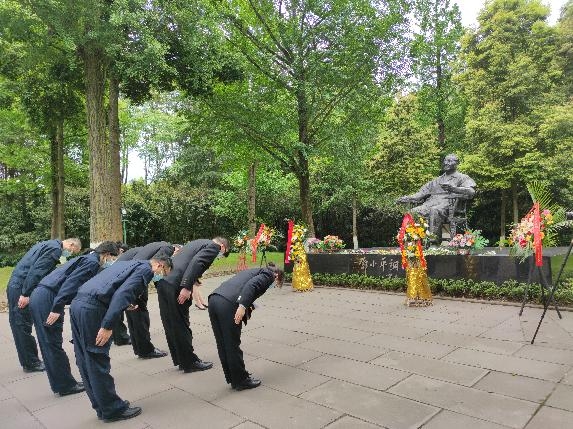 访伟人故里 悟初心使命 广安海关党委理论学习中心组（扩大）赴邓小平故里开展党史学习教育现场教学-1.jpg