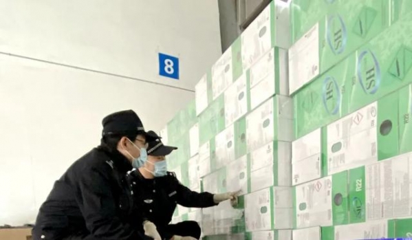 “仿真树”？海关查获15.6吨涉嫌走私氟利昂-1.jpg