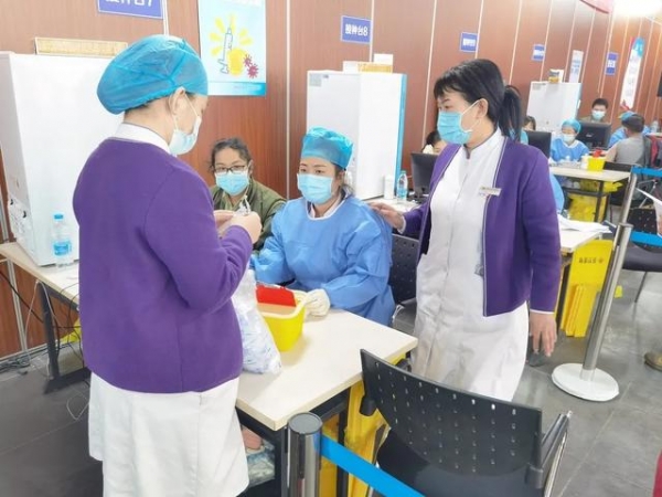 保税区博迈科接种点医疗队有位忙前跑后的李主任-4.jpg