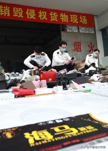 拱北海关集中销毁1.45万件侵权货物-2.jpg