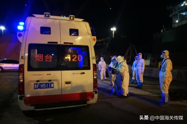 外轮船员患病 海关紧急救援-1.jpg