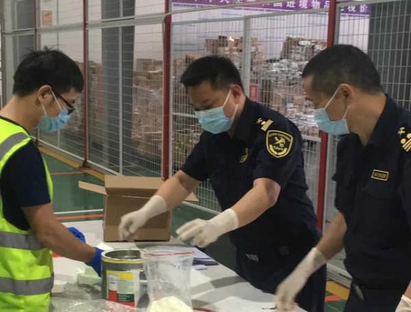 奶粉包裹中藏手机企图闯关，茂名海关“火眼金睛”识破乾坤-1.jpg