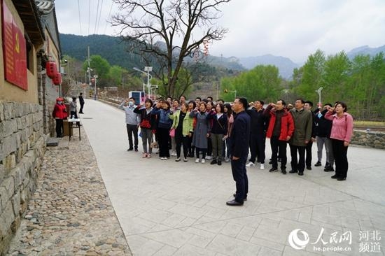 中国进出口银行河北省分行组织开展“踏寻先辈足迹 接受红色洗礼”主题党日活动-2.jpg