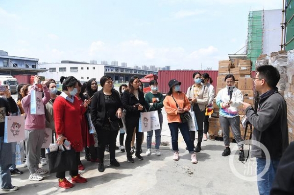 “保税仓开放日”邀社区居民走进保税仓了解跨境商品-1.jpg