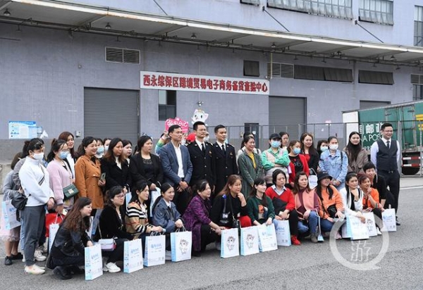 “保税仓开放日”邀社区居民走进保税仓了解跨境商品-9.jpg
