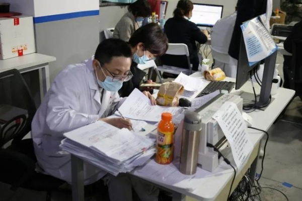 保税区金发疫苗接种点见闻：“你们笑起来真好看！”-4.jpg
