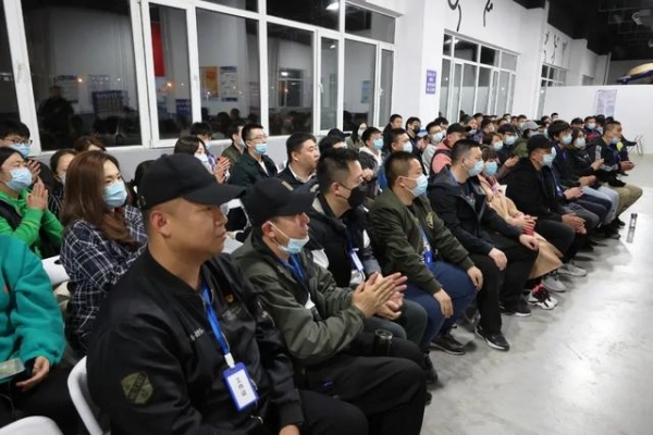保税区金发疫苗接种点见闻：“你们笑起来真好看！”-10.jpg