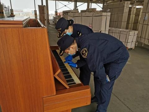 进口旧钢琴琴键发黄有明显纹路，海关一查竟是象牙贴片-2.jpg