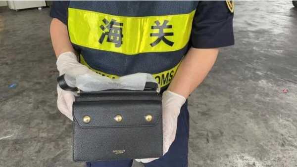空车带货过海关引起怀疑，一查竟藏BURBERRY和GUCCI-3.jpg