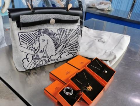旅客有偿替货主带大量奢侈品入境被查，海关提醒：切勿贪图小利-1.jpg