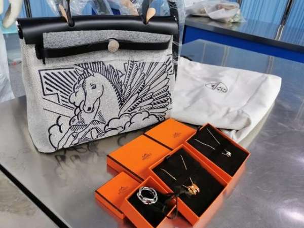 又双叒叕见爱马仕！旅客违规携带奢侈品入境，海关：立案处罚-1.jpg