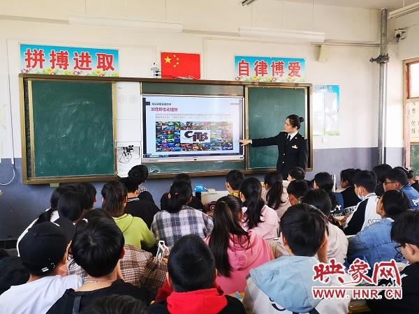 海关“微课堂”走进鲁山校园 宣传海关禁限知识-1.jpg