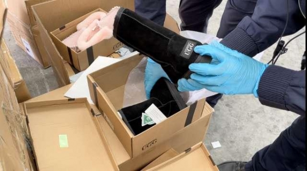 涉案货值50余万元！近5000双假“UGG”鞋靴被上海海关查获-1.jpg
