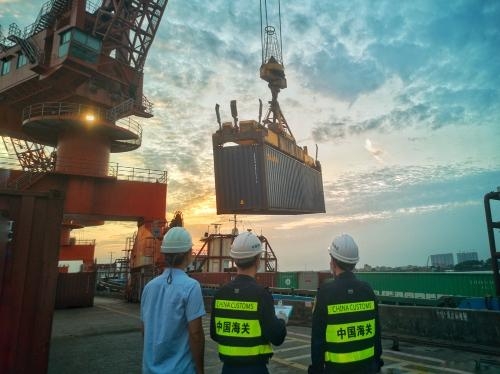 中山港海关为群众办实事加班保通关-1.jpg