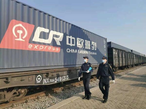 “五一”不休息 通关不停步——广西南宁海关保障进出口货物顺利通行-1.jpg