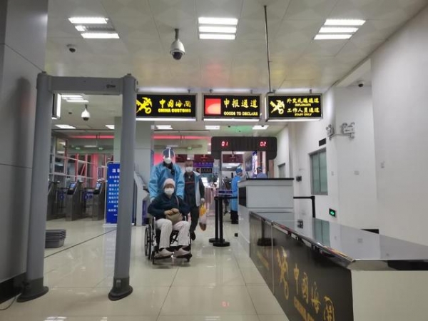 澳门籍产褥期旅客情况危急青茂海关开启生命绿色通道紧急救援-1.jpg