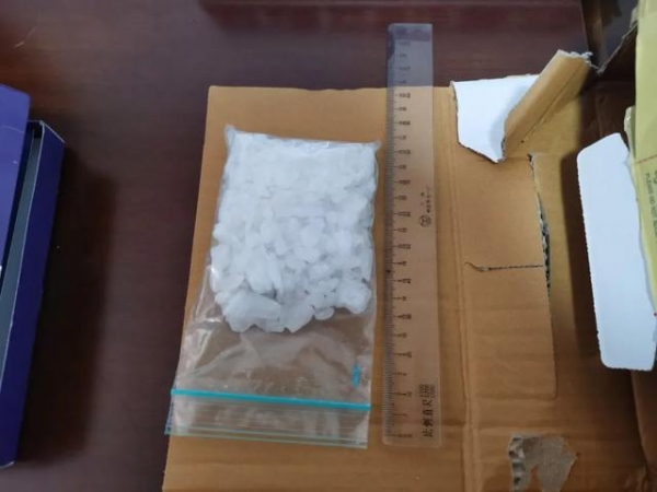 塔罗牌夹藏不明晶体入境惹怀疑，海关一查发现大秘密-1.jpg