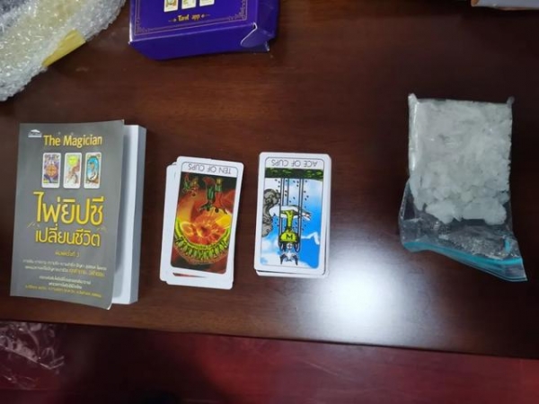 塔罗牌夹藏不明晶体入境惹怀疑，海关一查发现大秘密-2.jpg