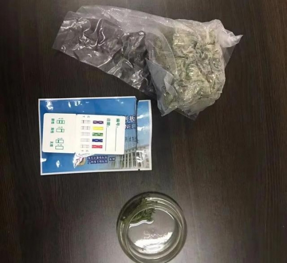 茶叶盒里暗藏秘密？海关检测出疑似大麻叶臭味-3.jpg