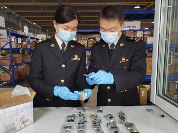这个入境包裹暗藏猫腻，海关一查，原来是假劳力士手表-1.jpg