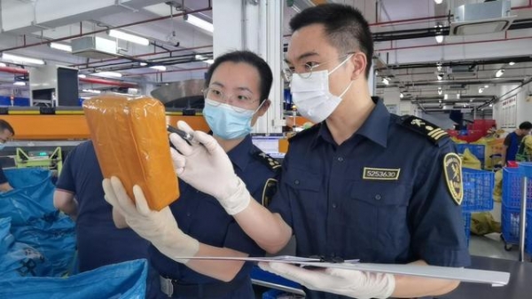 致敬劳动者⑦|东莞海关驻邮局办事处邮件监管科：24小时待命，全年无休-2.jpg