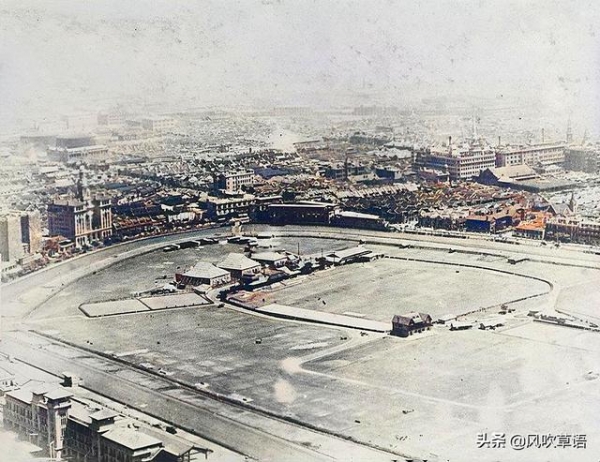 1927年，英国人航拍的上海外滩，海关大楼和沙逊大厦都在建造中-1.jpg