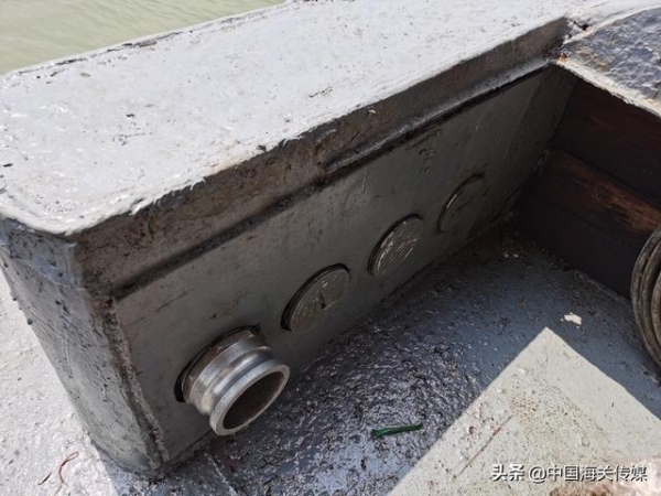 砂船暗格藏366吨走私红油被查获-3.jpg