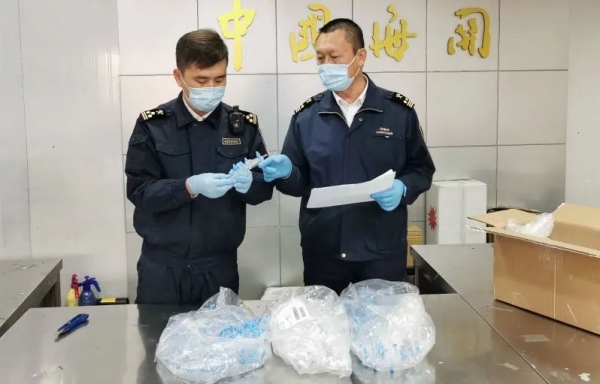 青岛海关查获123件无证进口医用输液三通阀w3.jpg