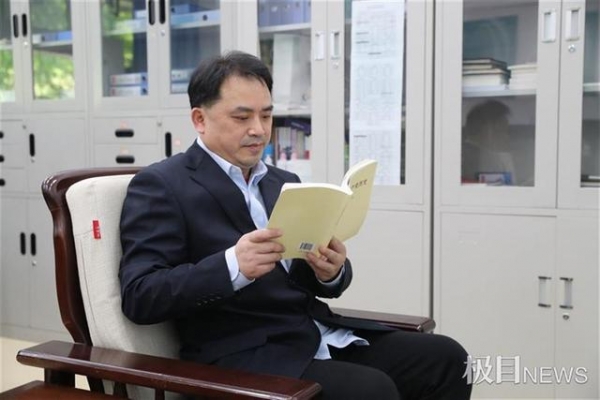 省五一劳动奖章获得者何骏峰：把好人才“进出口”甘做学生护航人”-4.jpg