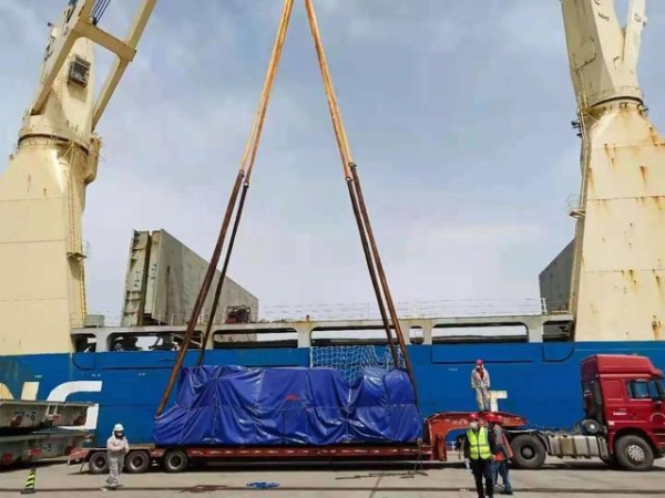 助力“中国制造”走出去全国最大矿车在天津港保税区顺利完成装船-1.jpg