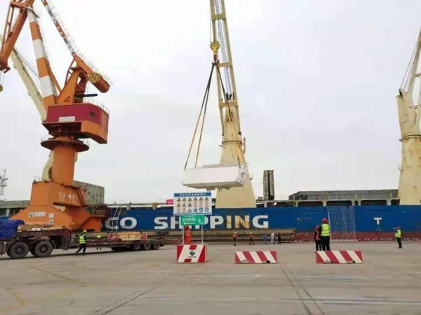 助力“中国制造”走出去全国最大矿车在天津港保税区顺利完成装船-2.jpg