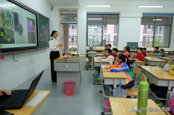 南京海关送“国门生物安全知识大礼包”进校园-1.jpg
