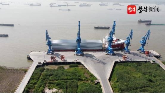 海关助力全球最大风电叶片货轮扬帆起航-1.jpg