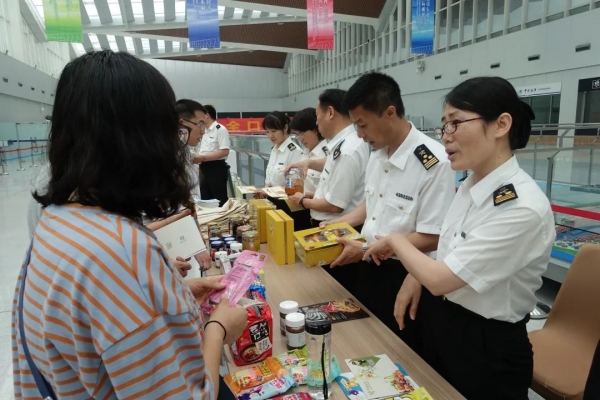 “稳外贸稳外资 青岛海关在行动”之九 | 专访青岛海关风险防控分局负责同志韩震w7.jpg