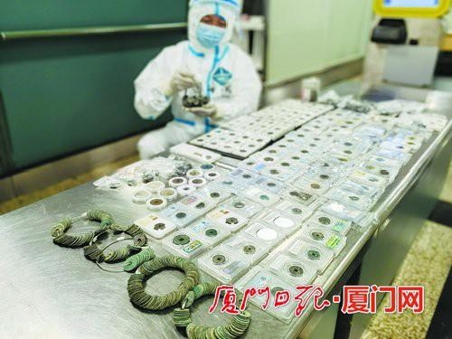 行李箱藏1431枚古钱币 过海关时被查扣-1.jpg