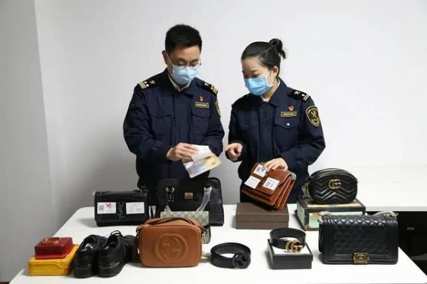 中国海关去年查获多起跨境假冒商品，涉及 Gucci、Chanel、Rolex、LV、Cartier等奢侈品牌-1.jpg