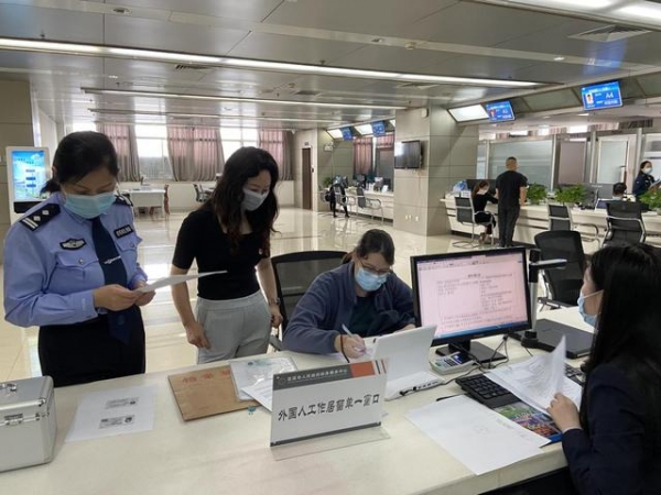 宜昌市“外国人工作居留单一窗口”正式启用-1.jpg