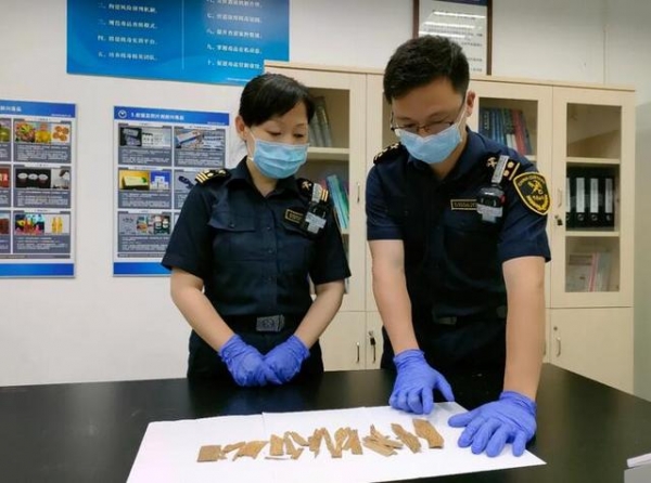 海关查获一可疑带香气的包裹，查实为濒危植物沉香木制品-4.jpg