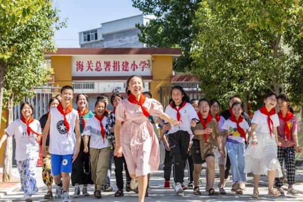 河南鲁山：海关携手爱心企业捐资助学 山村小学如童话般展现新貌-7.jpg